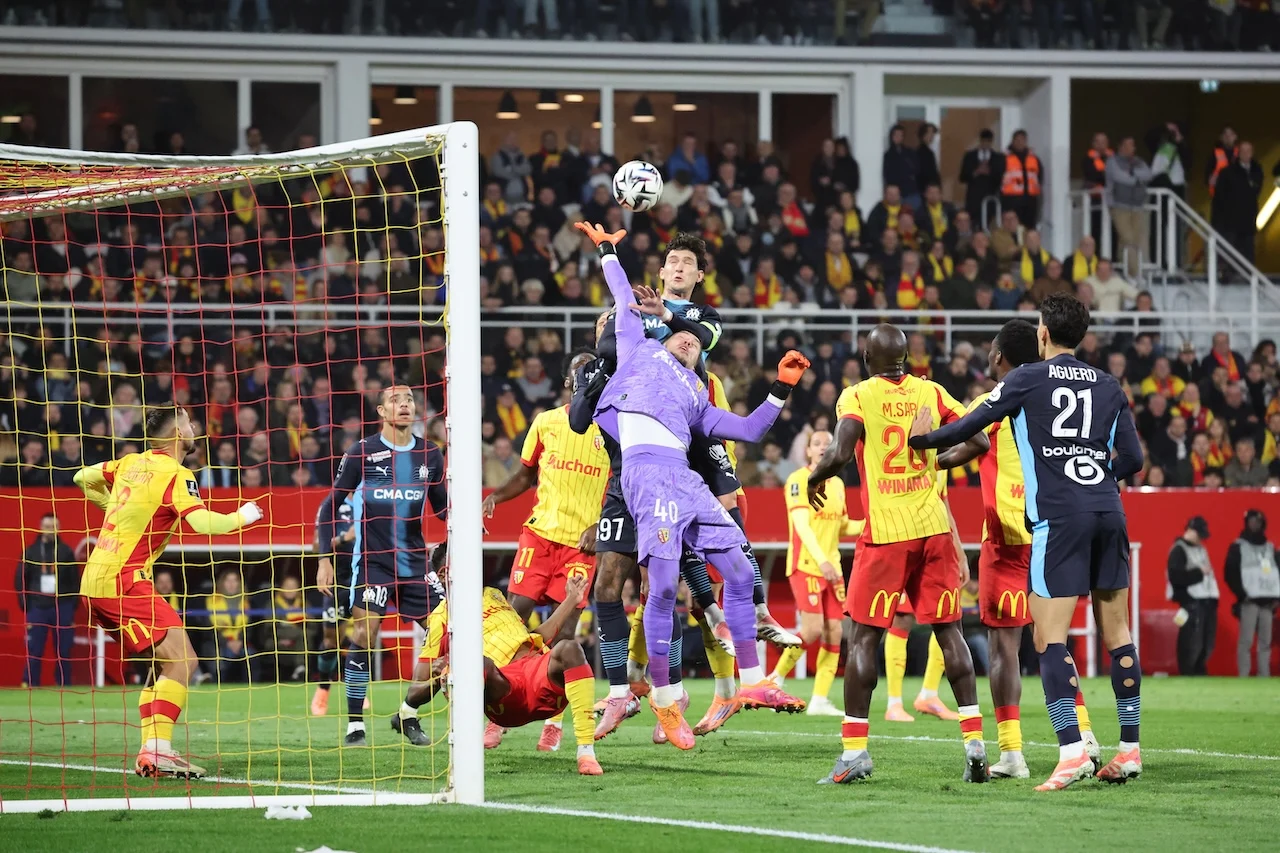 Kiper Muda Robin Risser Gagalkan Kemenangan PSG, RC Lens Raih Gelar Bergengsi!