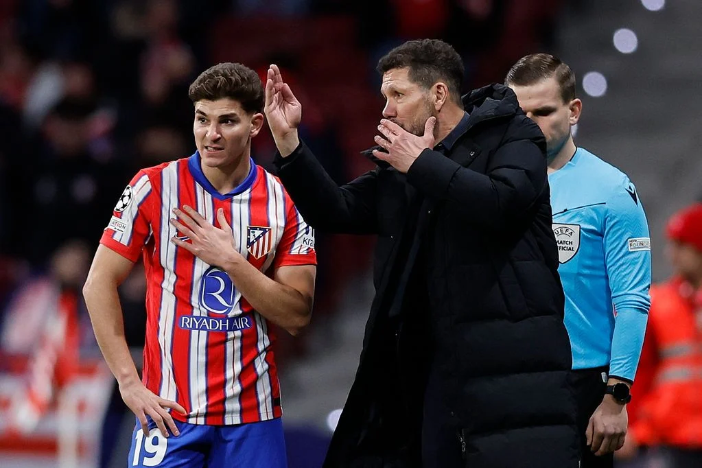 Kontroversi Transfer Julian Alvarez: Simeone Buka Suara, Fans Atletico ‘Ngamuk’!