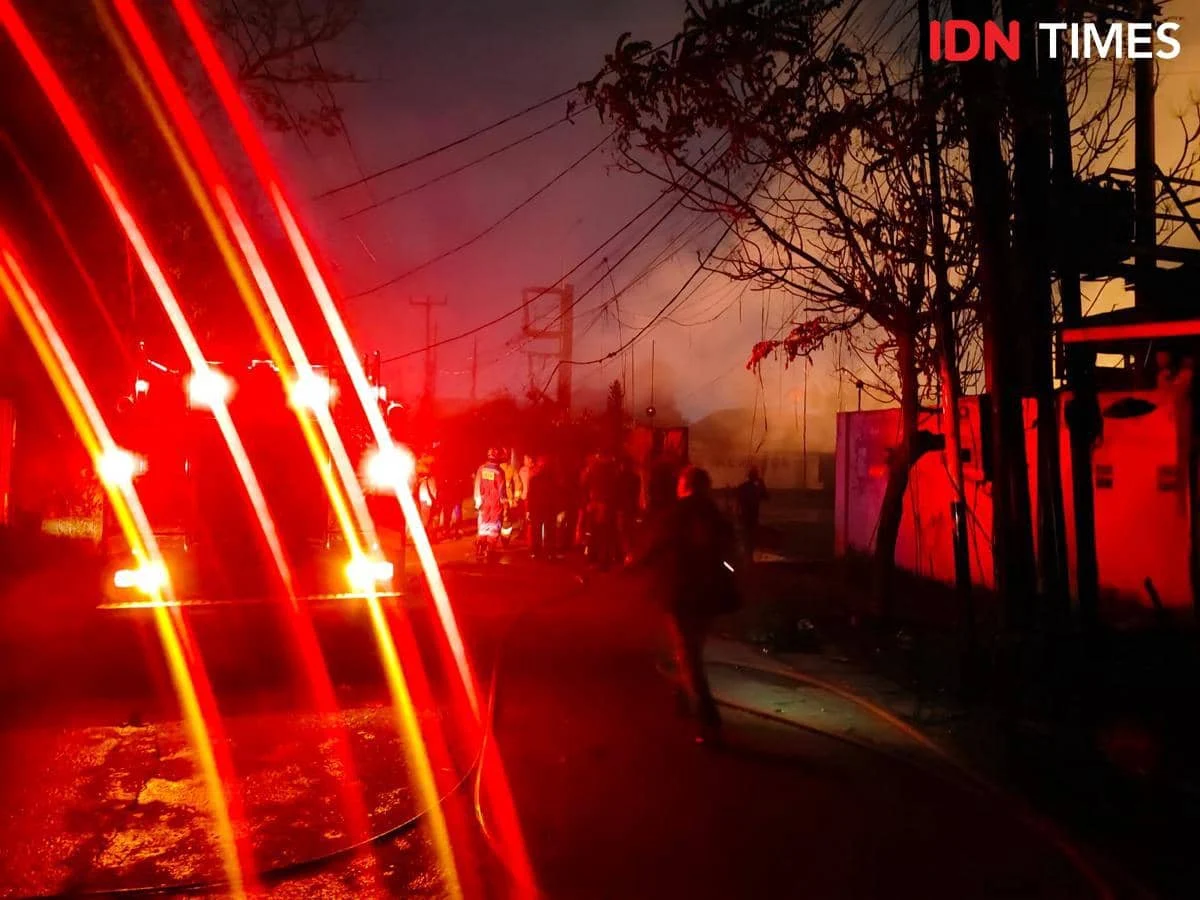 Ledakan Gemparkan Bekasi: 50 Bus Sinar Jaya Ludes Terbakar dalam Gudang, Langit Malam Memerah